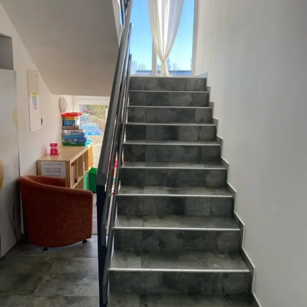 Treppe zum 1. Stock, wo sich die Wohnung befindet - Lipno nad Vltavou - Slupečná